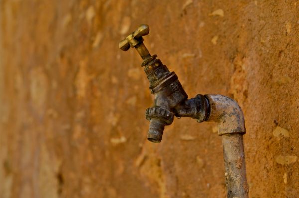 Fuite d'eau : 5 raisons de choisir Alber.pro pour vos réparations