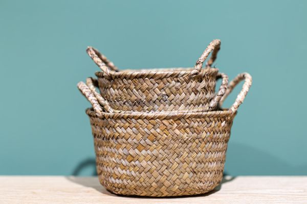 Les paniers tressés allient déco et rangement pratique